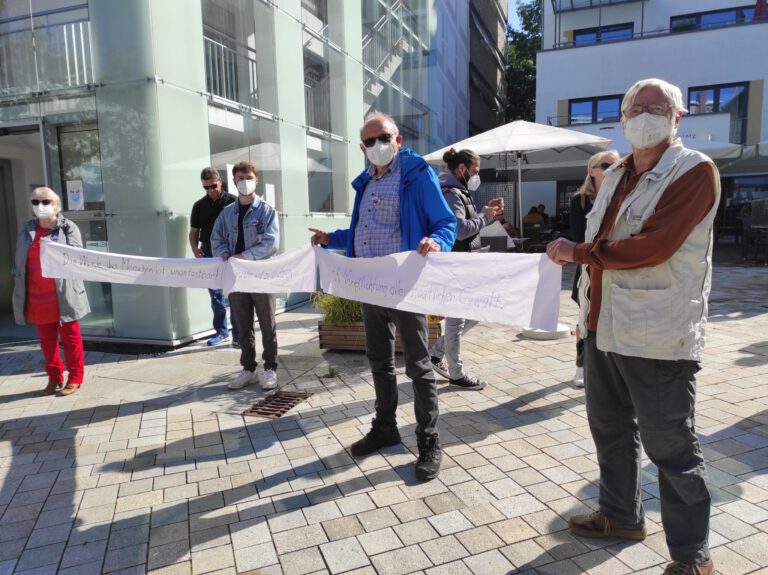 Rettungskette für Menschenrechte: „Die Würde des Menschen ist unantastbar“ – Zwei ehemalige Kreisvorsitzende und der amtierende Kreisvorsitzende der Grünen treten gemeinsam für Menschenrechte ein.